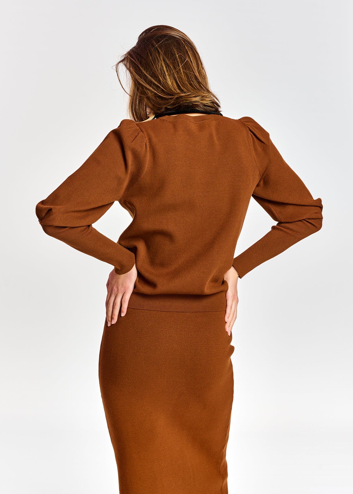 Pull brun aux épaules bouffantes RE—SSENTIEL | Essentiel second hand