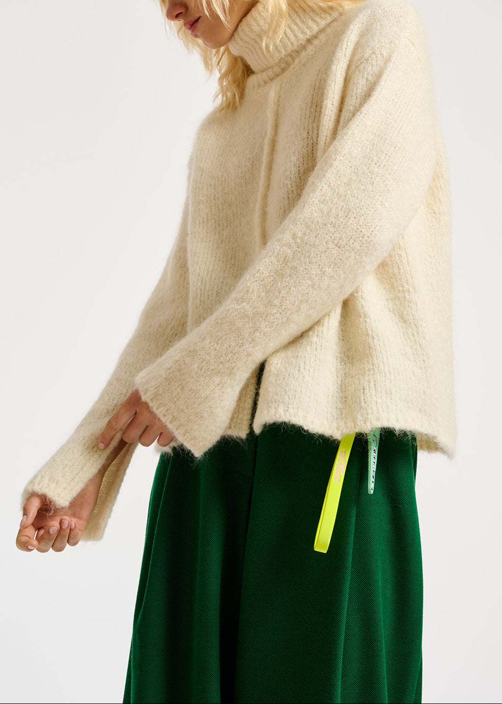 Pull à  col roulé en mohair mélangé blanc cassé RE—SSENTIEL | Essentiel second hand