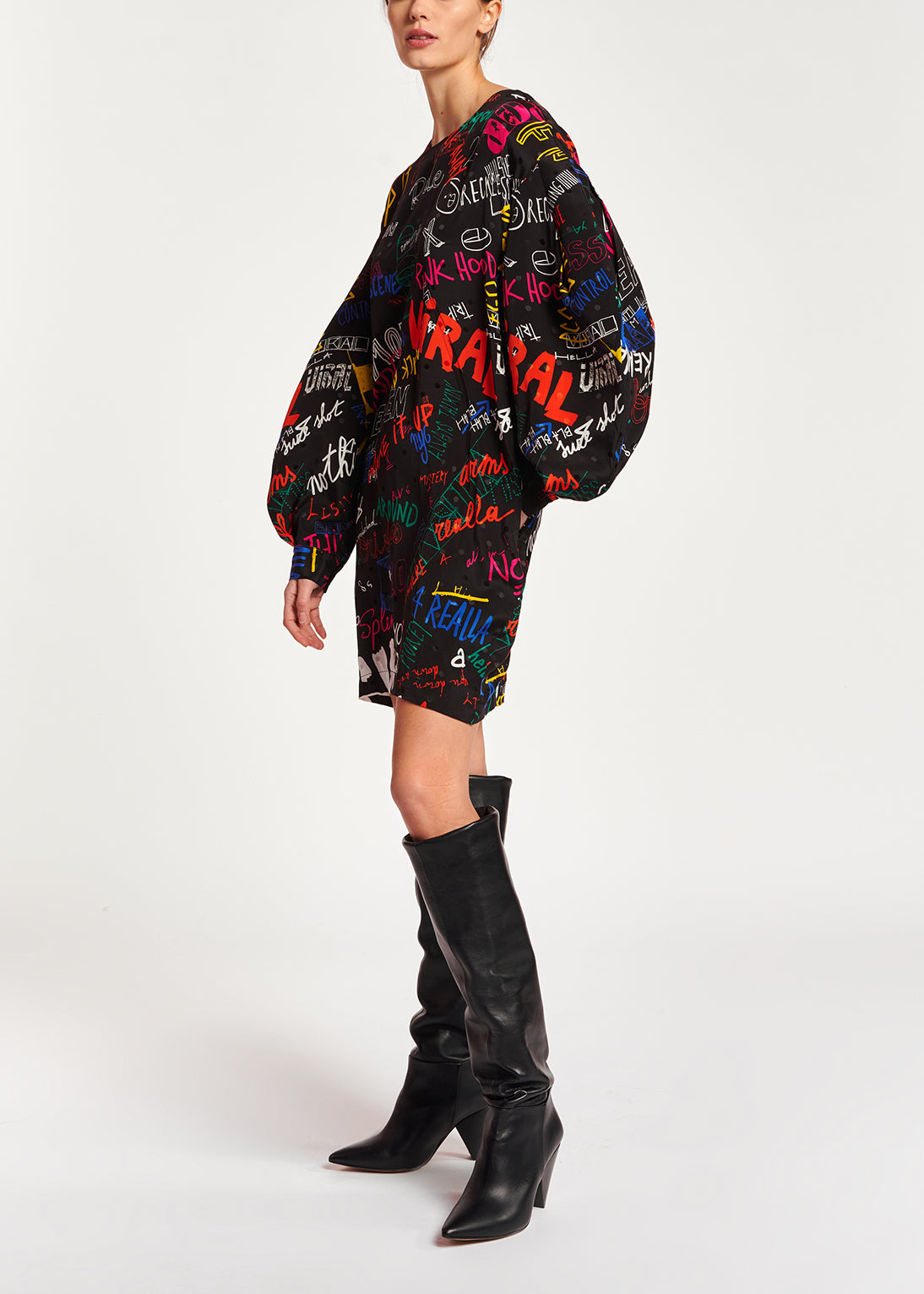 Mini robe en jacquard de soie noire avec texte RE—SSENTIEL | Essentiel second hand