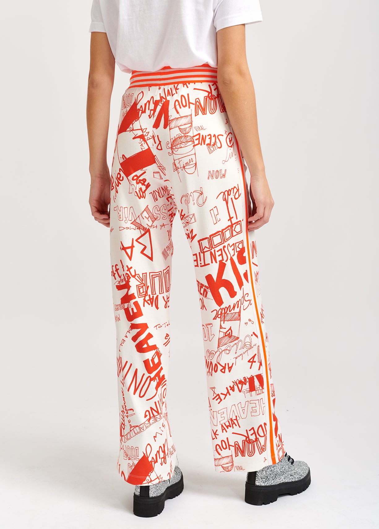 Oranje en gebroken witte jogging met print RE—SSENTIEL | Essentiel second hand