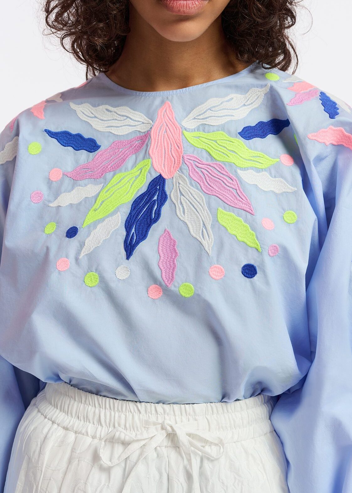 Top en coton bleu clair à broderies RE—SSENTIEL | Essentiel second hand