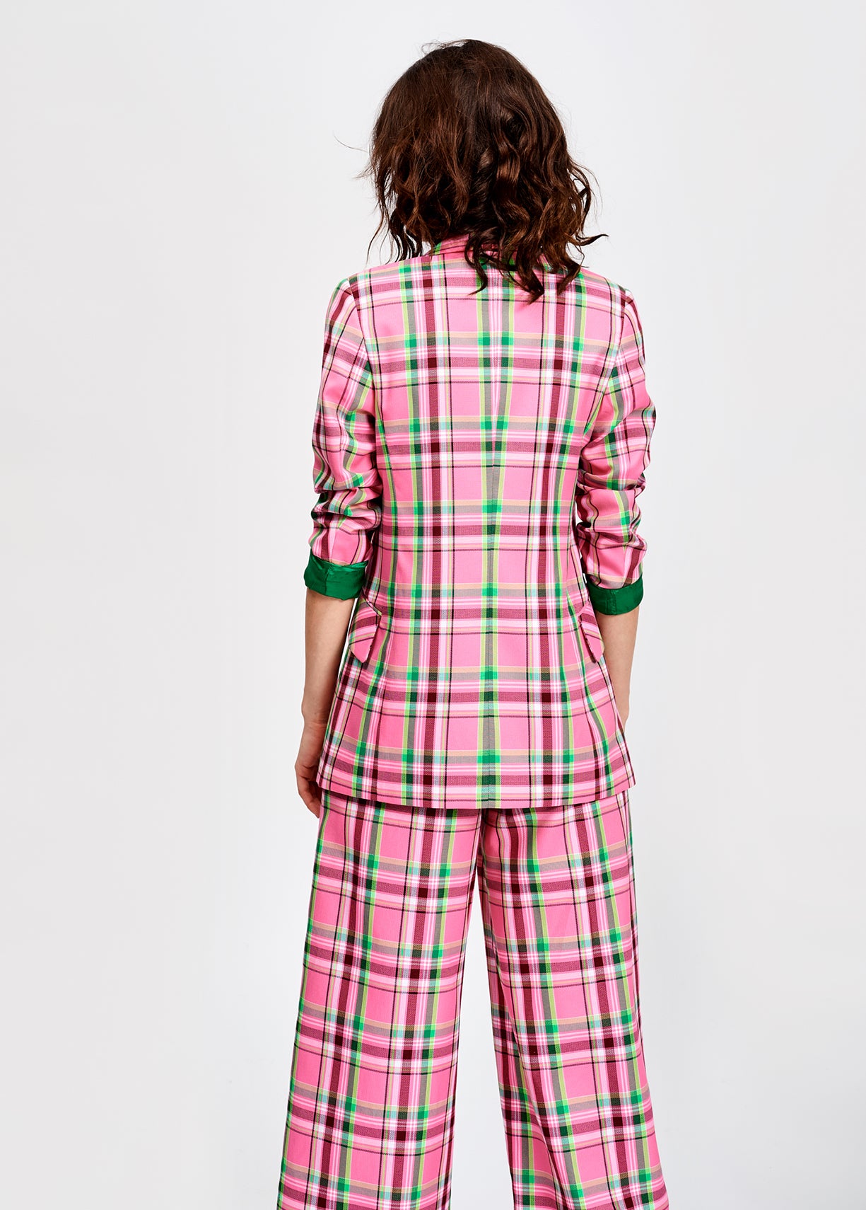 Simo veste RE—SSENTIEL | Essentiel second hand