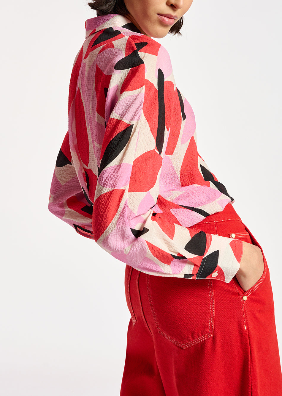 Hemd met gebroken witte, rode en roze abstracte print RE—SSENTIEL | Essentiel second hand