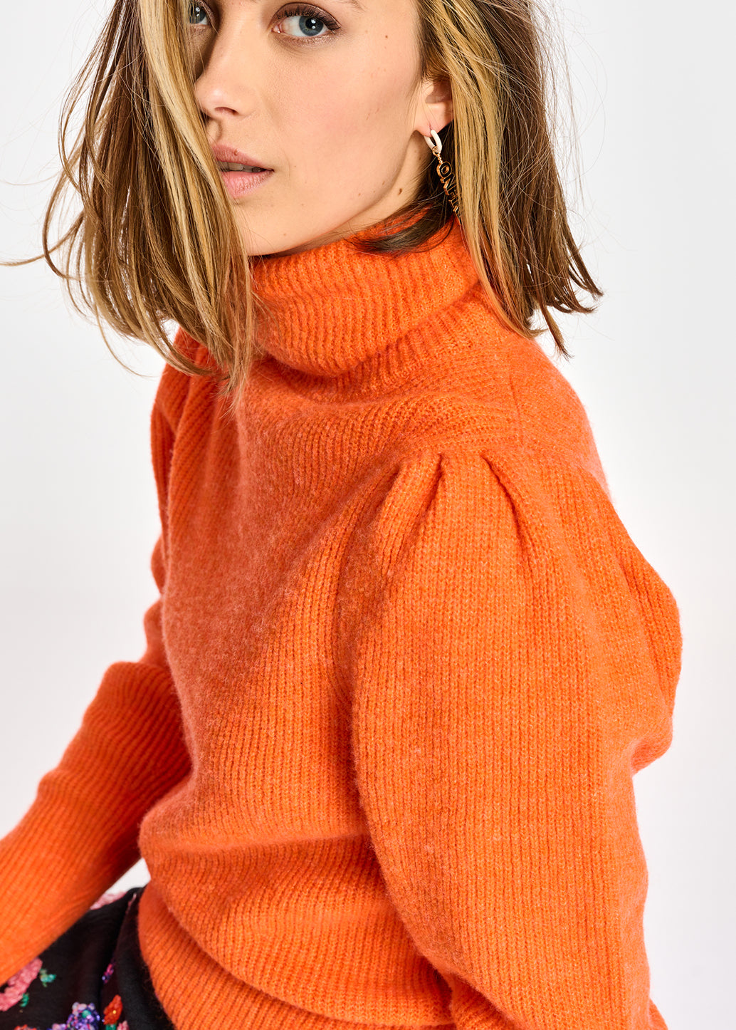 Pull orange col roulé et épaules bouffantes RE—SSENTIEL | Essentiel second hand
