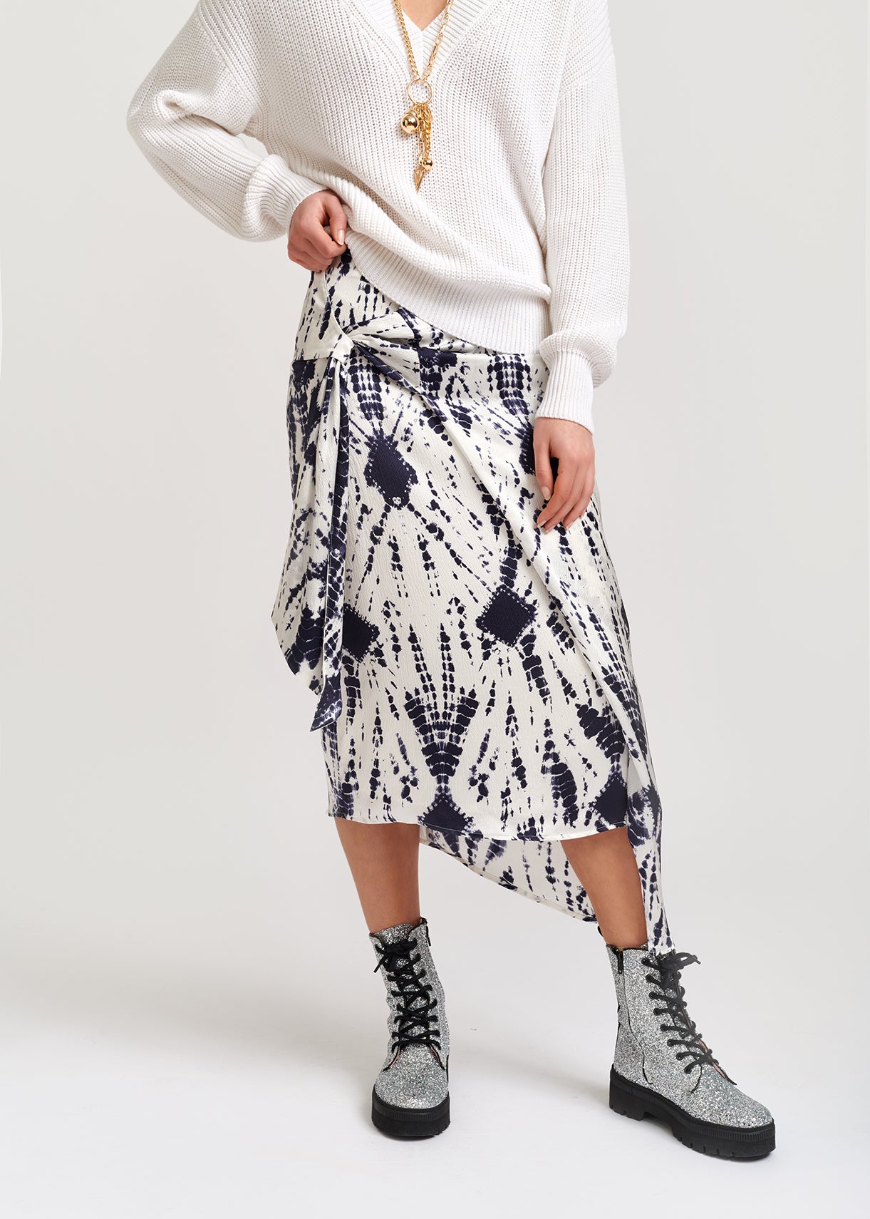 Gebroken witte en donkerblauwe tie-dyed zijden midirok RE—SSENTIEL | Essentiel second hand