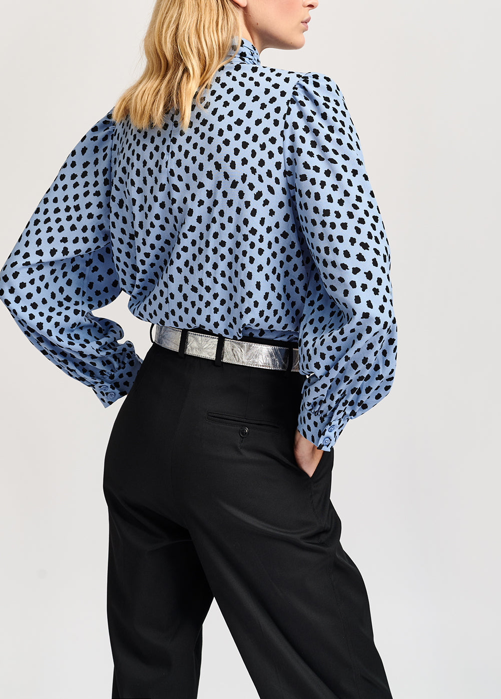 Lichtblauwe top met rolkraag en stippen RE—SSENTIEL | Essentiel second hand