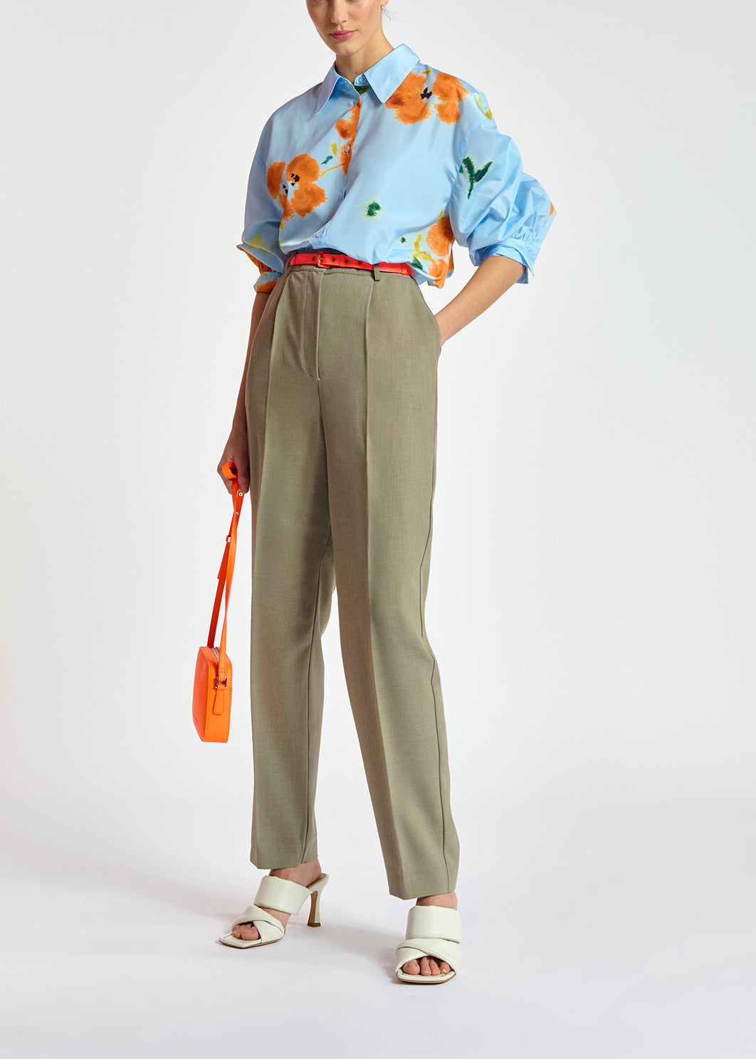 Pantalon kaki aux jambes effilées RE—SSENTIEL | Essentiel second hand