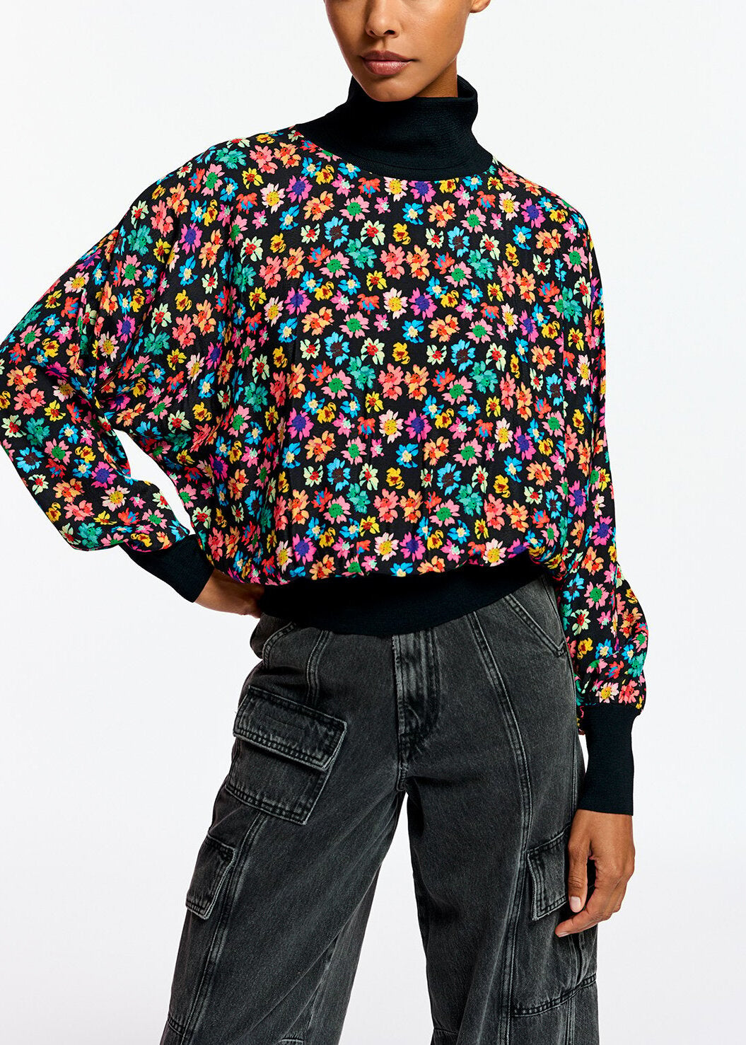 Zwarte bloementop met ribgebreide boorden RE—SSENTIEL | Essentiel second hand