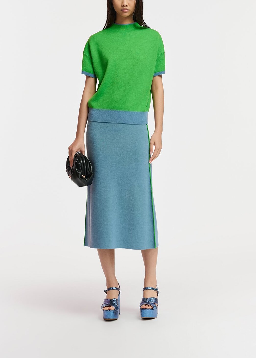 Blauwe trui met korte mouwen en groene bies RE—SSENTIEL | Essentiel second hand