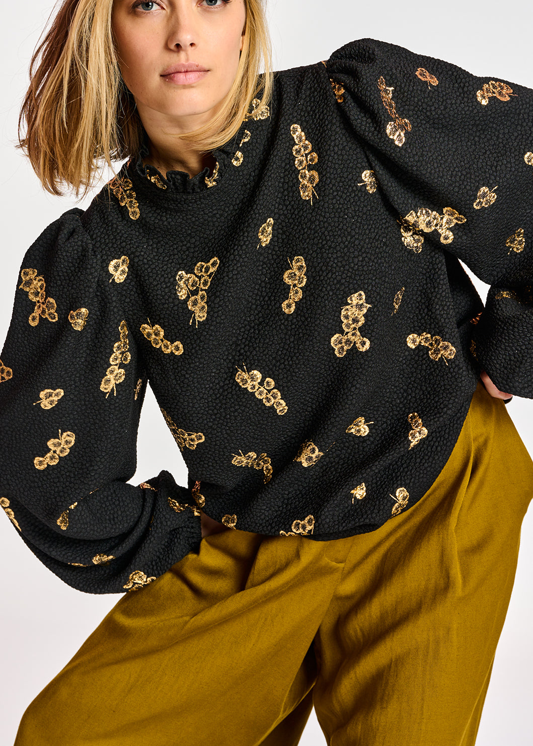 Top fleuri noir et doré à col ruché RE—SSENTIEL | Essentiel second hand