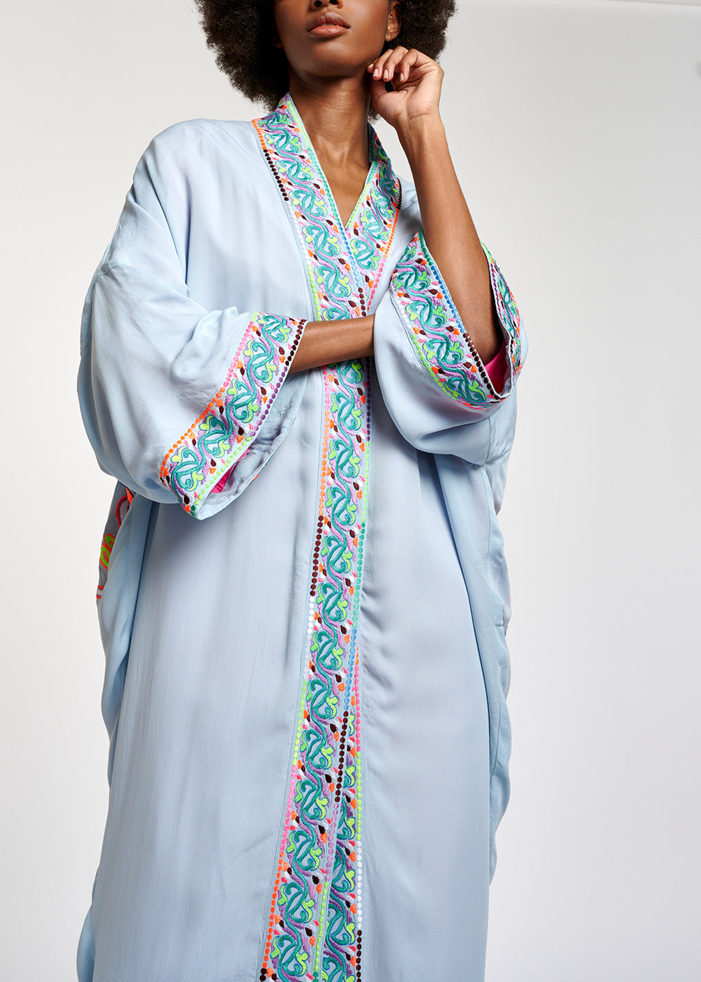 Kimono bleu clair aux broderies multicolores RE—SSENTIEL | Essentiel second hand