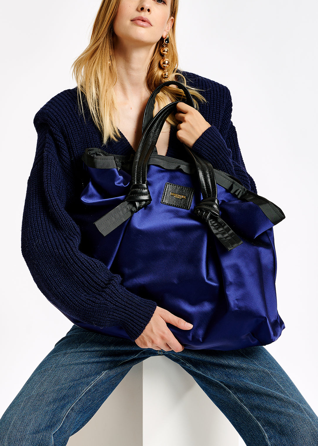 Pull bleu foncé à épaulettes RE—SSENTIEL | Essentiel second hand