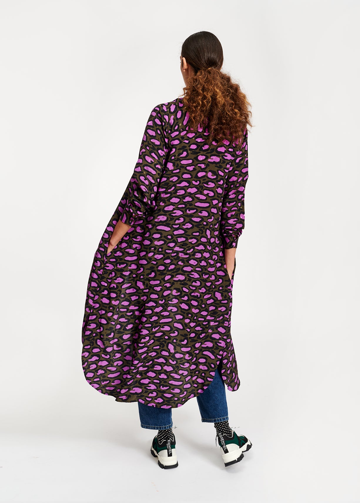 Robe chemise en soie vert kaki à imprimé léopard RE—SSENTIEL | Essentiel second hand