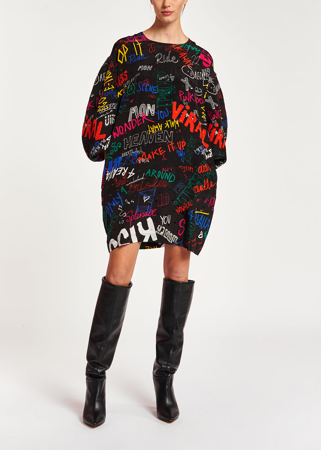 Mini robe en jacquard de soie noire avec texte RE—SSENTIEL | Essentiel second hand