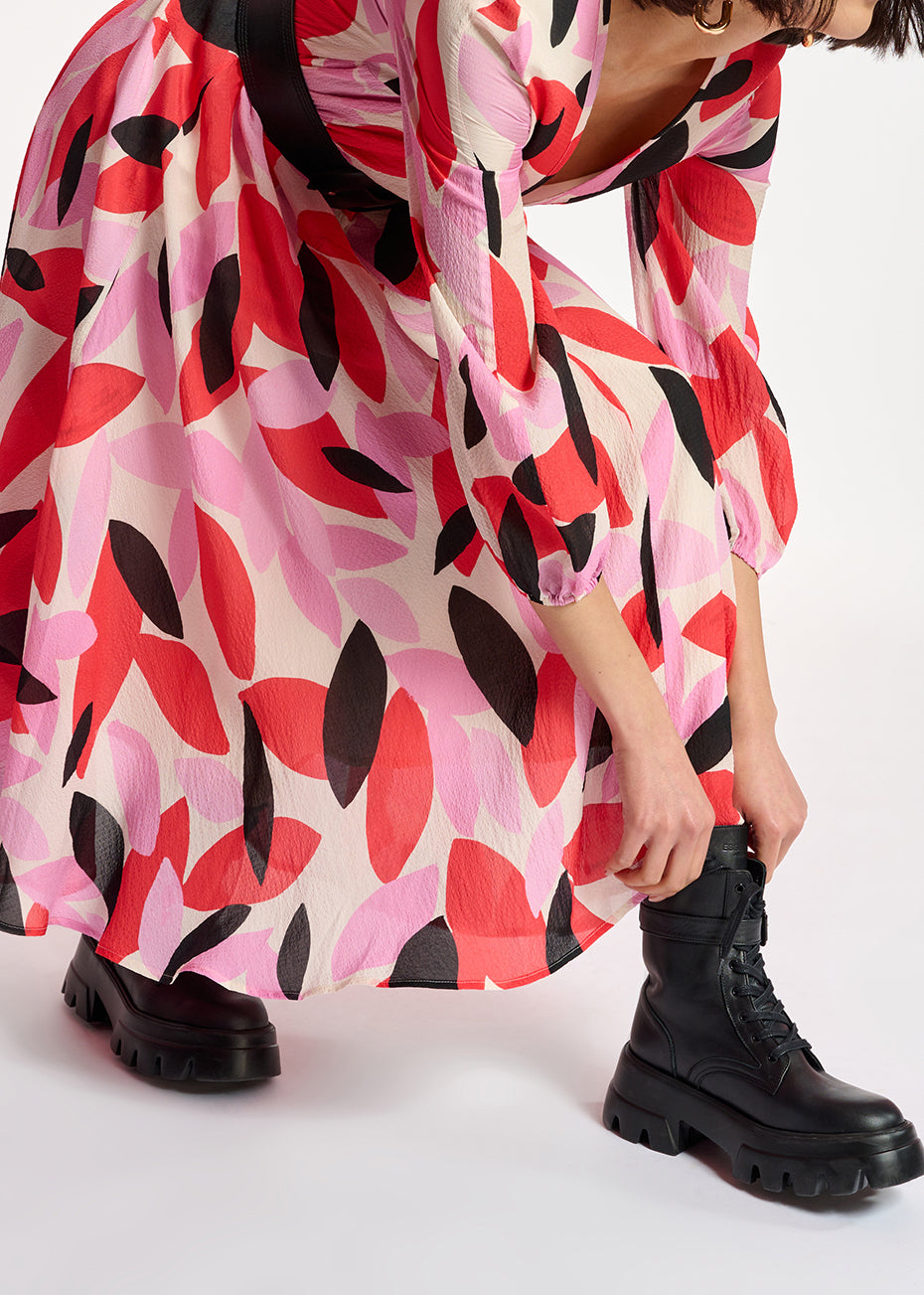 Midi-jurk met abstracte print in gebroken wit, rood en roze RE—SSENTIEL | Essentiel second hand