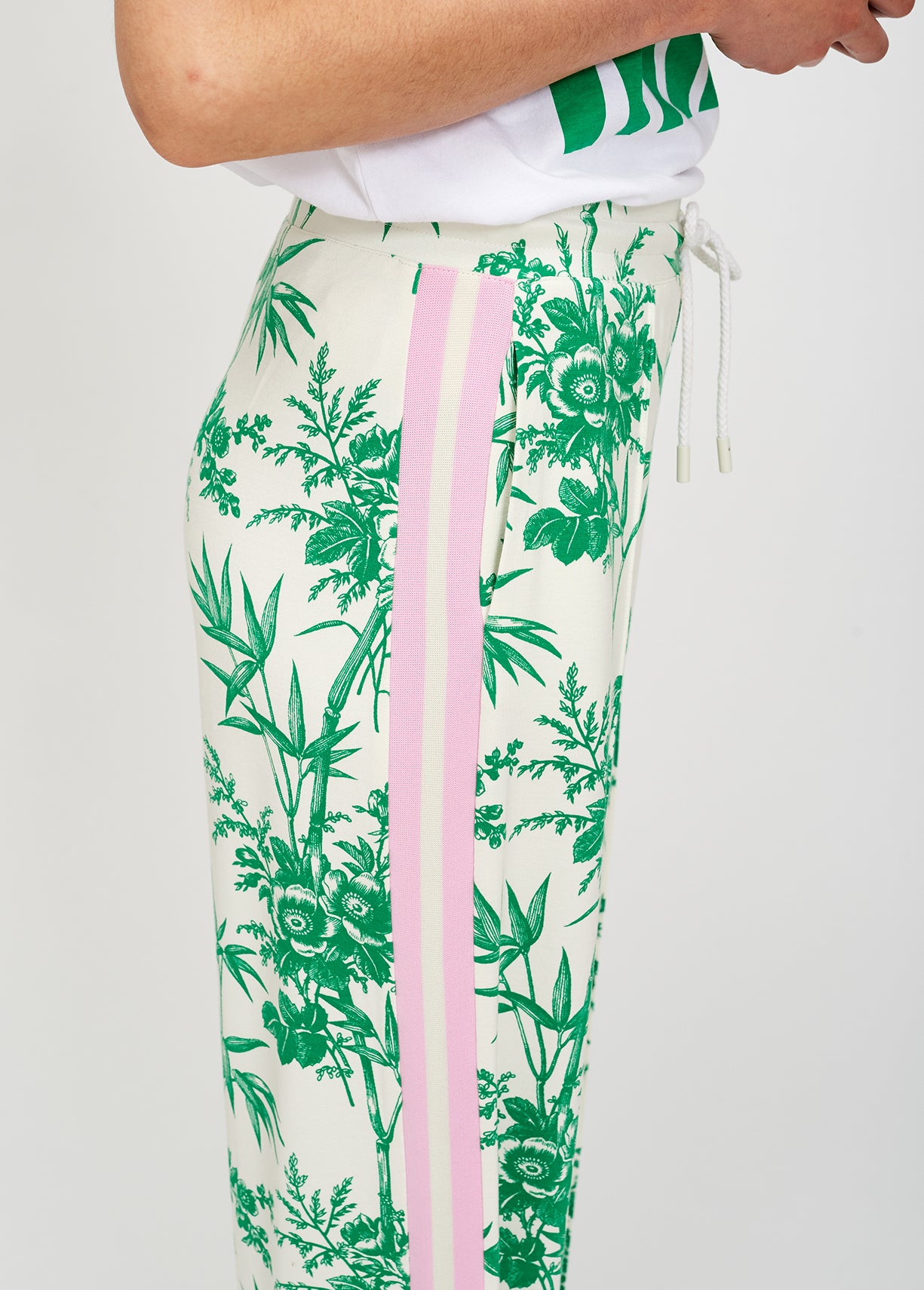 Classic white tracksuit bottoms with green print RE—SSENTIEL | Essentiel second hand